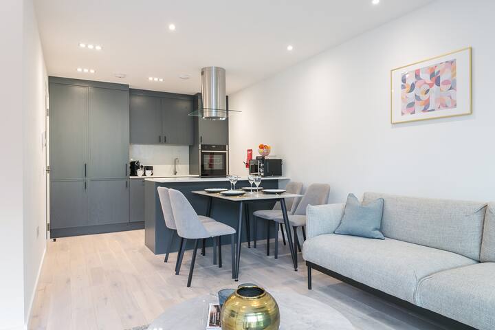 Chalk Farm retreat w/ pvt balcony gallery image 2