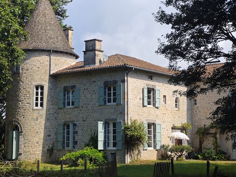Castle in its park, 2 minutes to the beach