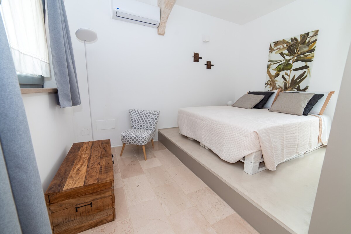 Onze derde slaapkamer is ontworpen om een oase van privacy te bieden die perfect is voor stellen. Uitgerust met airconditioning om op elk tijdstip van het jaar een aangename temperatuur te behouden, zelfs op de warmste dagen. 