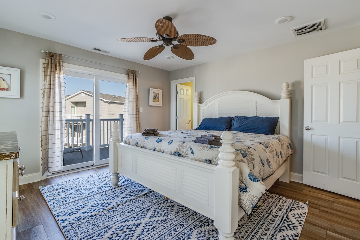 غرفة نوم رئيسية في الطابق الثاني مع حمام خاص. 