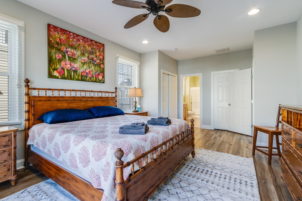 غرفة نوم رئيسية تضم سرير كينج في الطابق الرئيسي