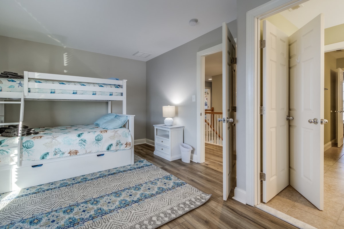 أسرة بطابقين مع سرير فردي فوق سرير مزدوج؛ سرير تراندل فردي قابل للسحب.  تقع غرفة النوم هذه في الطابق الثاني.  تشترك في حمام مع غرفة نوم الملكة 