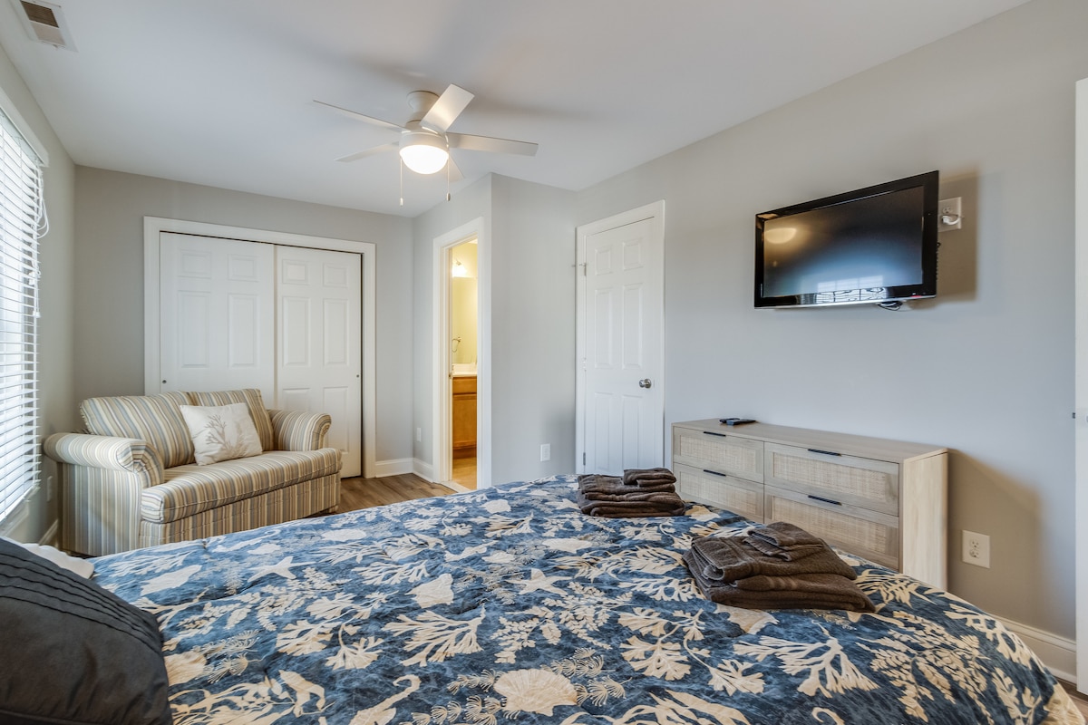 غرفة نوم بحجم كوين في الطابق الثاني مع سحب واحد ؛ خزانة ملابس وتلفزيون ؛ تشترك في حمام الأصدقاء مع غرفة النوم المكونة من طابقين.