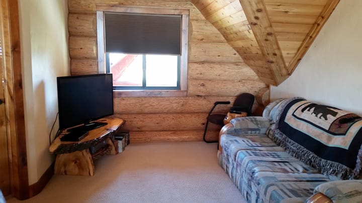 Obytný priestor na poschodí zahŕňa rozkladaciu pohovku.