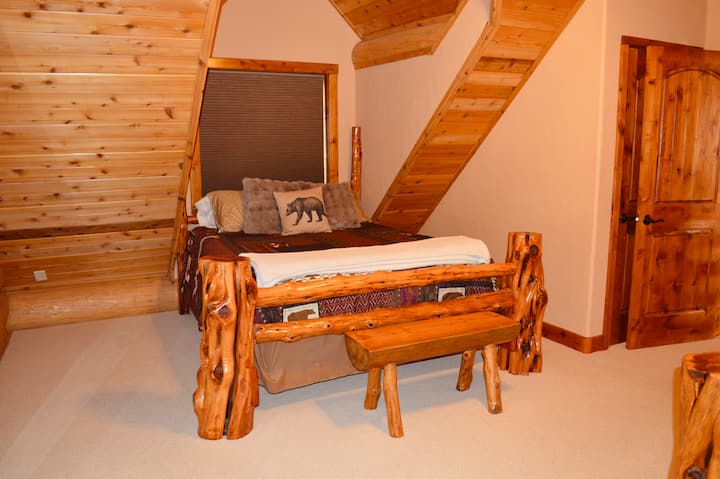 Spálňa č.3 na poschodí - menšia manželská posteľ.