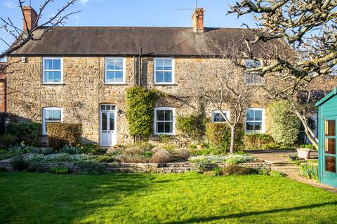 Charming Period Cottage in Ancient Abbey Town