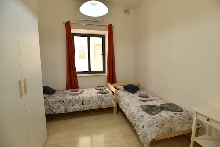 Dormitorio 2 - Con 2 camas individuales cómodas para los huéspedes 