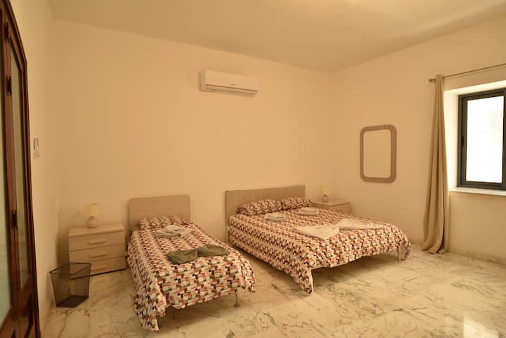 Proporcionamos toallas y ropa de cama limpias para todos los huéspedes, lo que garantiza una estadía relajante.