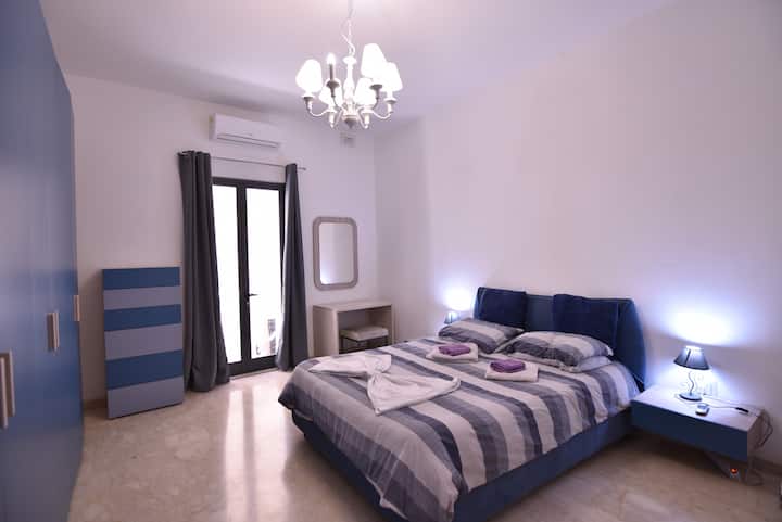 Esta cómoda habitación está diseñada para una estadía tranquila. Cuenta con una cama doble y cortinas opacas, lo que garantiza que puedas dormir bien incluso durante el día o por la tarde. Un refugio perfecto para la relajación y la comodidad.