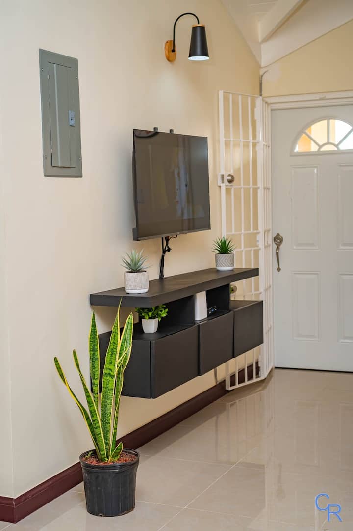 2 Bedroom At Colbeck Manor + Pool & Gym - Jamaica