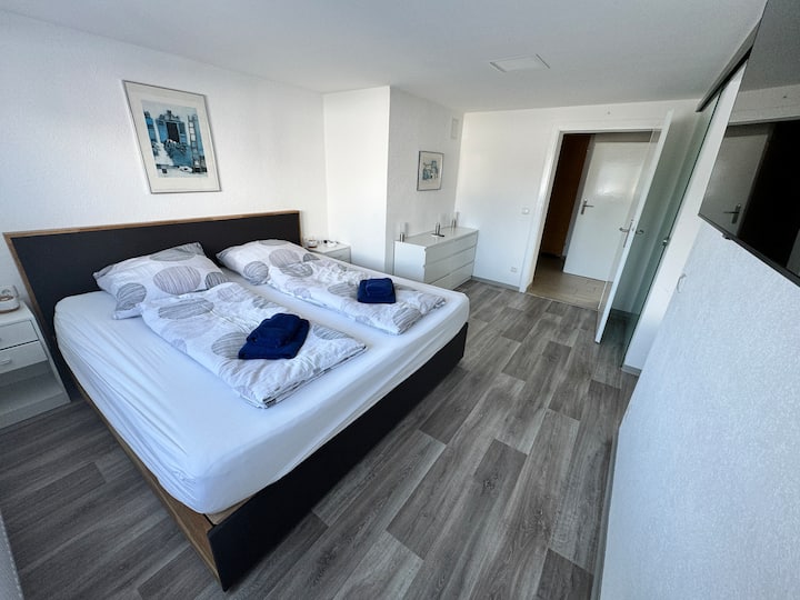 Საძინებელი საწოლითა და ტელევიზორით