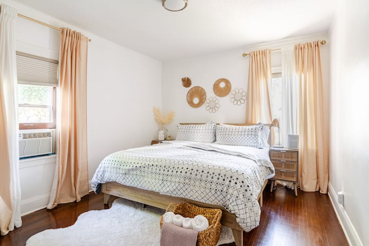 Cozy 3-bdr Lower Duplex W/ King Bed & Workspace - Marais poitevin