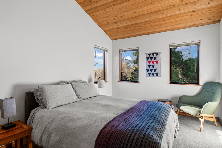 Queen Bed in the other room in the guesthouse. This room has a peek-a-boo view of the ocean as well. 