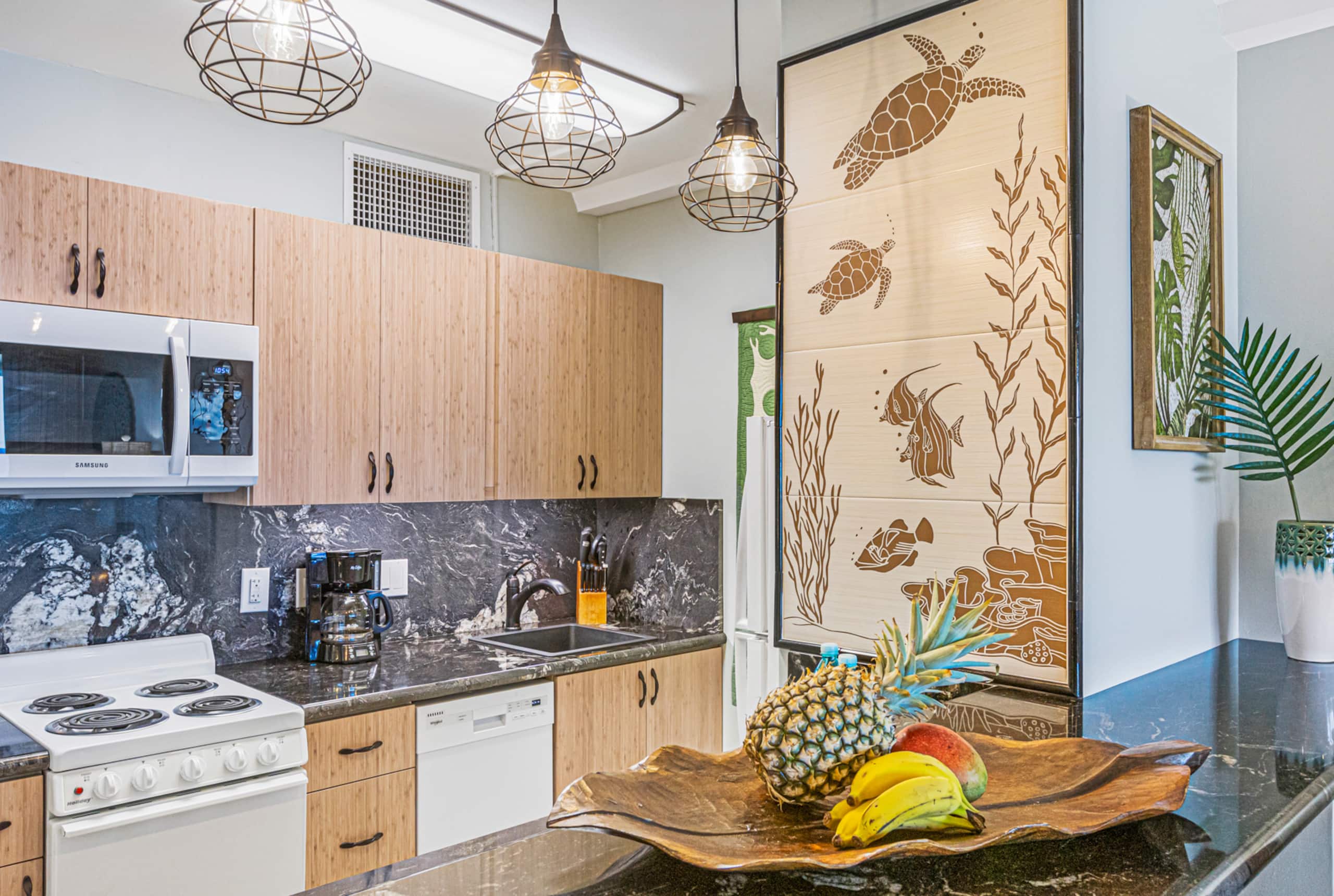 Condo in Lahaina · ★4.99 · Studio · 2 beds · 1 private bath - Image 5