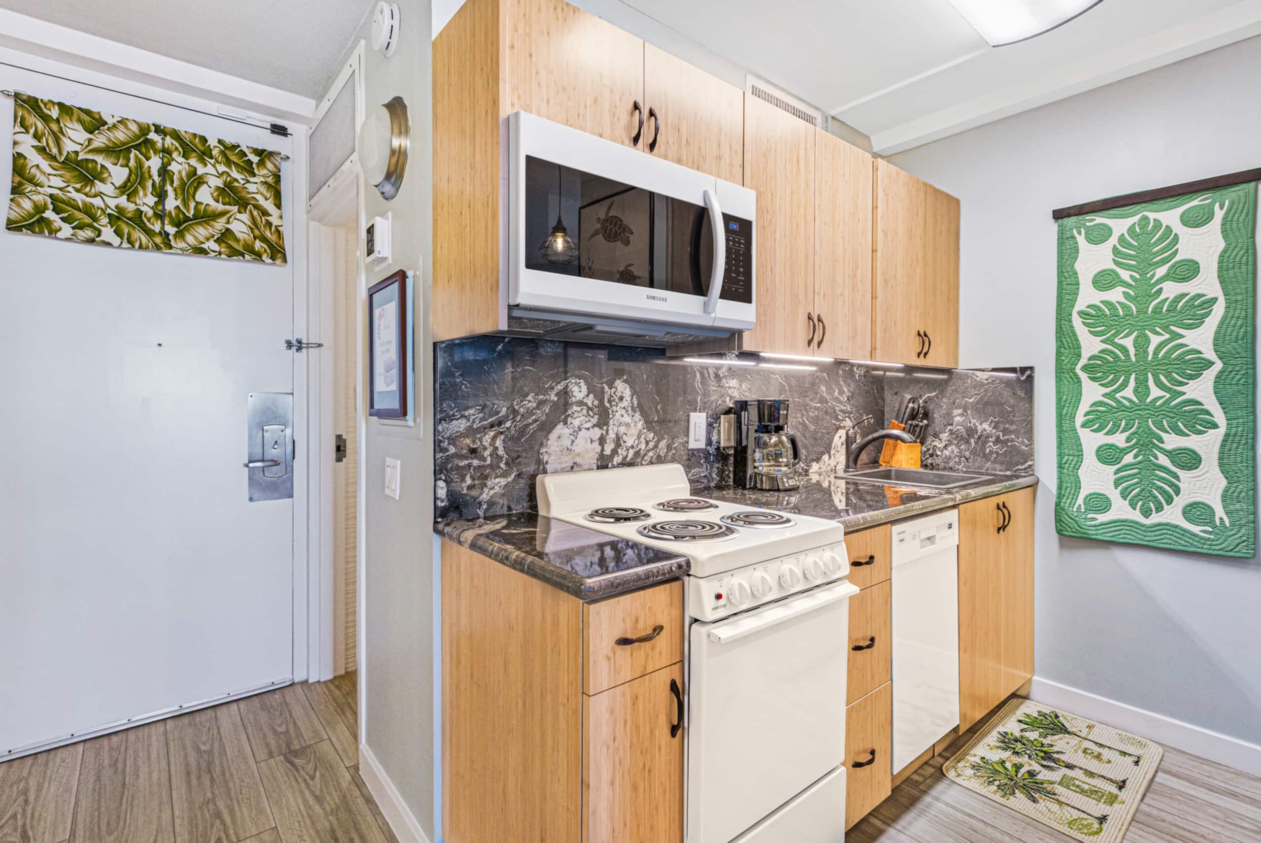 Condo in Lahaina · ★4.99 · Studio · 2 beds · 1 private bath - Image 7