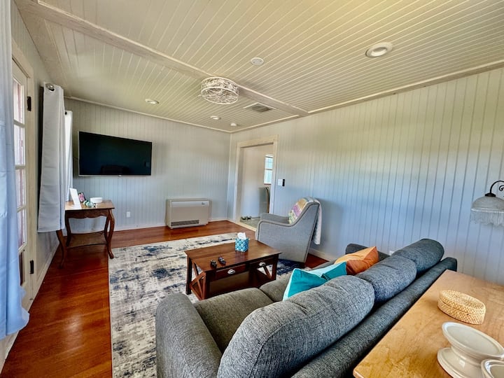 Seas The Day Cottage - Camano Island, WA