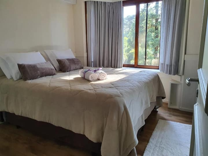 Quarto com cama queen