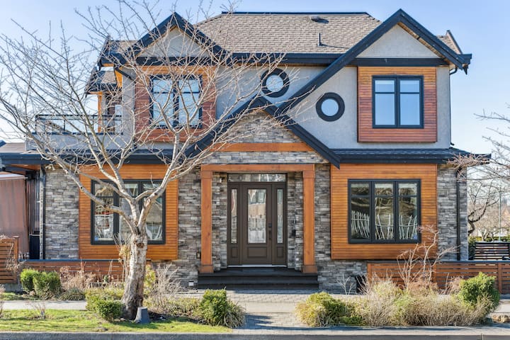 Modern 4B/5B Vancouver Home w/AC + Rooftop Patio