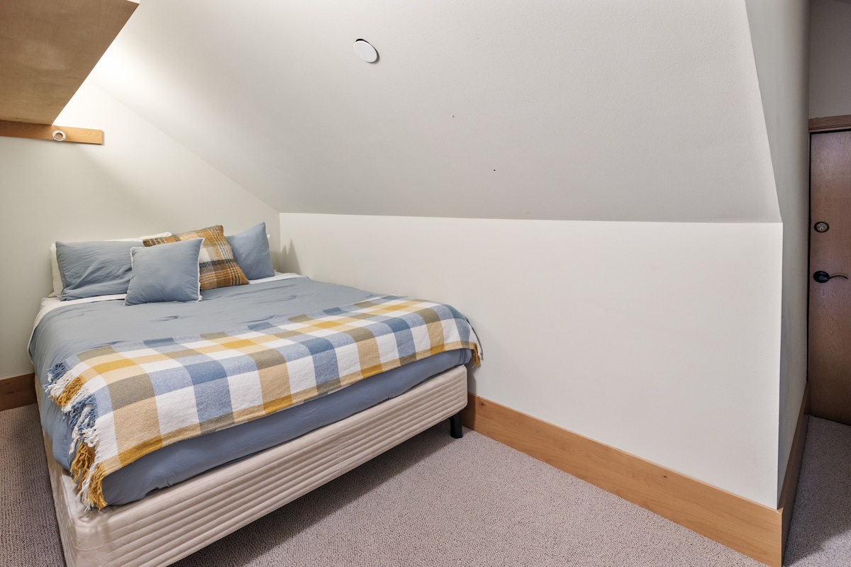 Este dormitorio es accesible a través de la habitación con literas y no tiene su propia entrada. Cama tamaño queen y vestidor. 