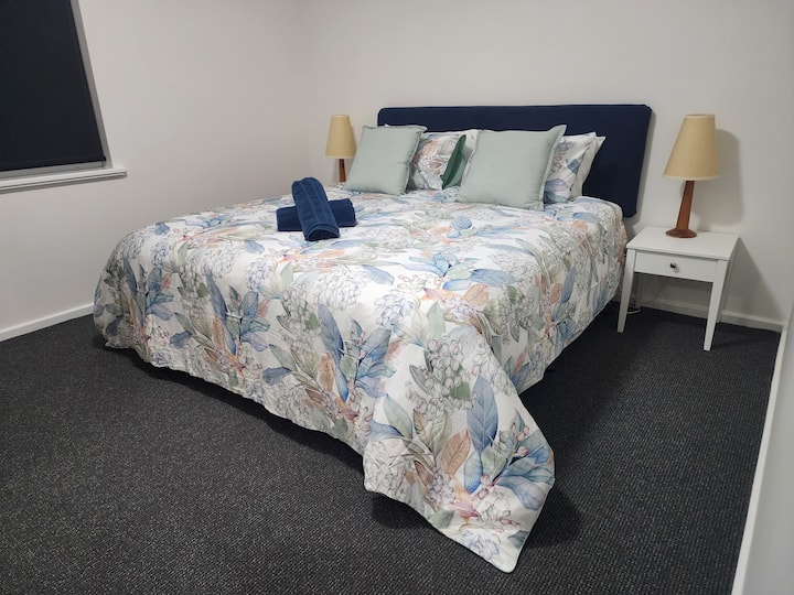 опција 1, 1 брачен кревет (широк 150-179 см),  дополнителен преклопен кревет  или детско креветче.