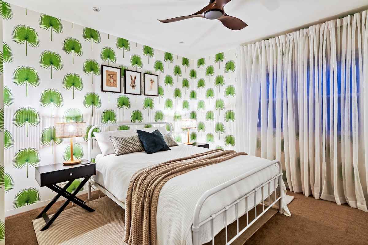 Საძინებელი 3 დაბლა, ორადგილიანი საწოლითა და გარდერობით.