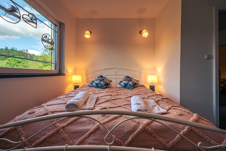 Upokojujúca výzdoba a dostatok prirodzeného svetla robia túto spálňu ideálnou na regeneračný pobyt.