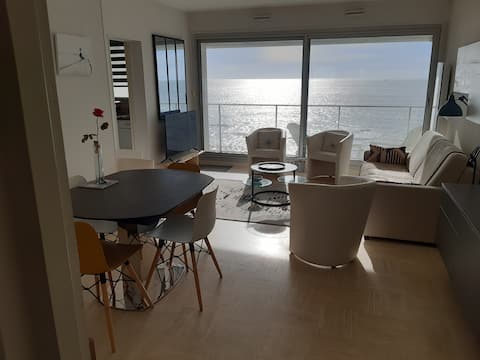 Top Airbnb: Large studio facing the sea and balcony à Les Sables D'olonne