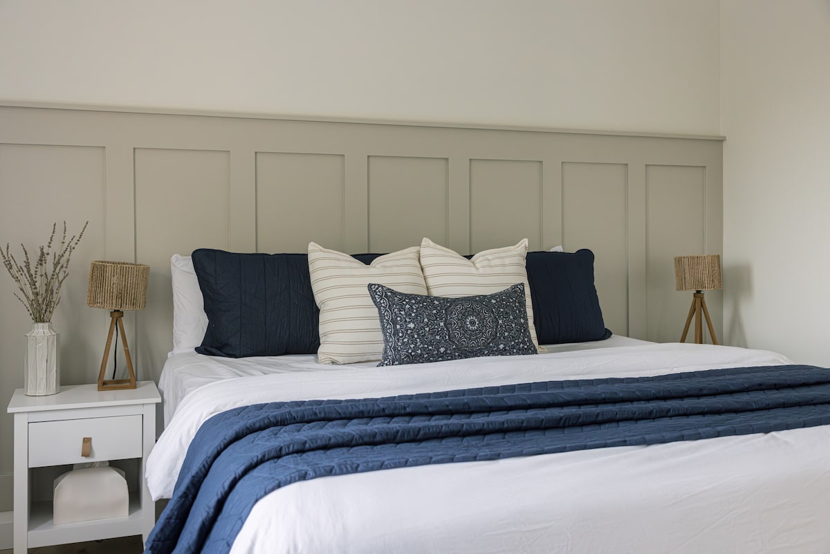 Shtroja me cilësi hoteli dhe tone qetësuese për gjumë të thellë.