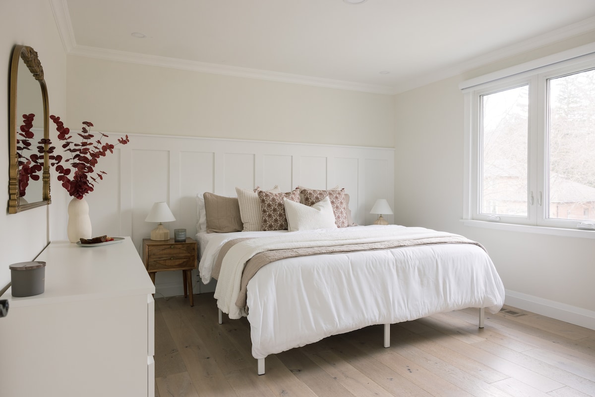 Shtrihu në luks në një krevat të gjerë me përmasa mbretërore.