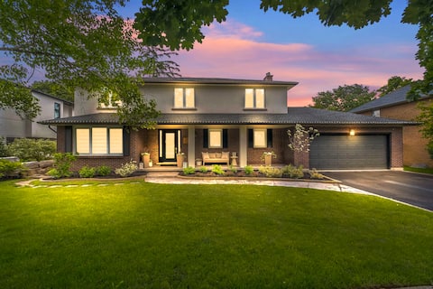 Luxury 6 bedroom family retreat in Waterdown