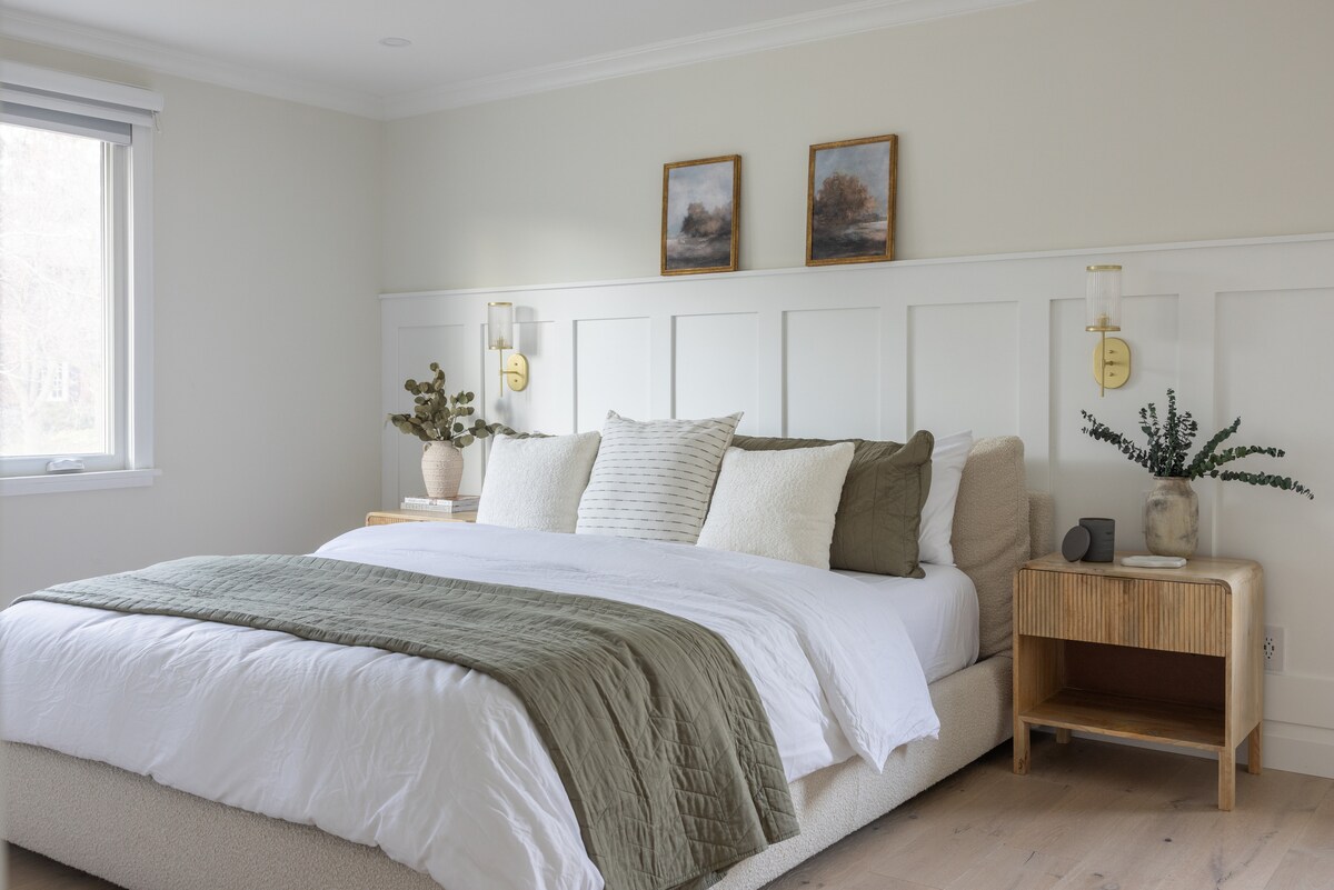 Shtrihu në luks në një krevat të gjerë me përmasa mbretërore.