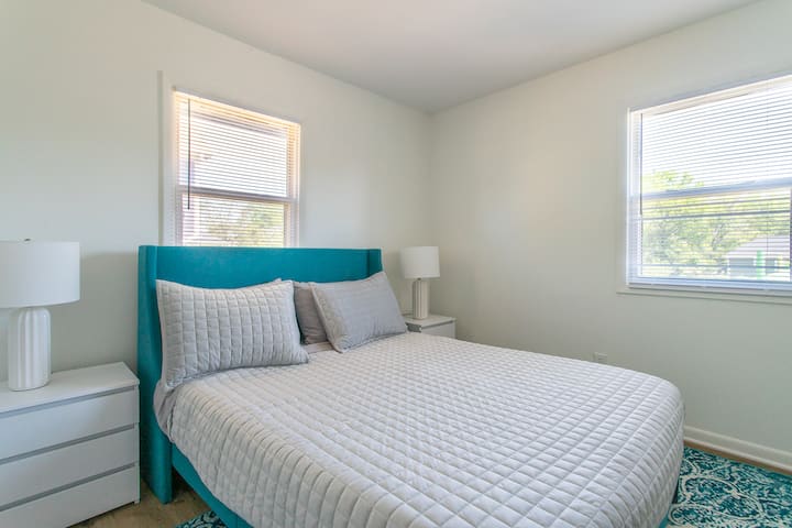 غرفة نوم مريحة بسرير بحجم كوين مع مرتبة فخمة وبياضات ناعمة - مثالية لقضاء ليلة مريحة بعد استكشاف رالي.