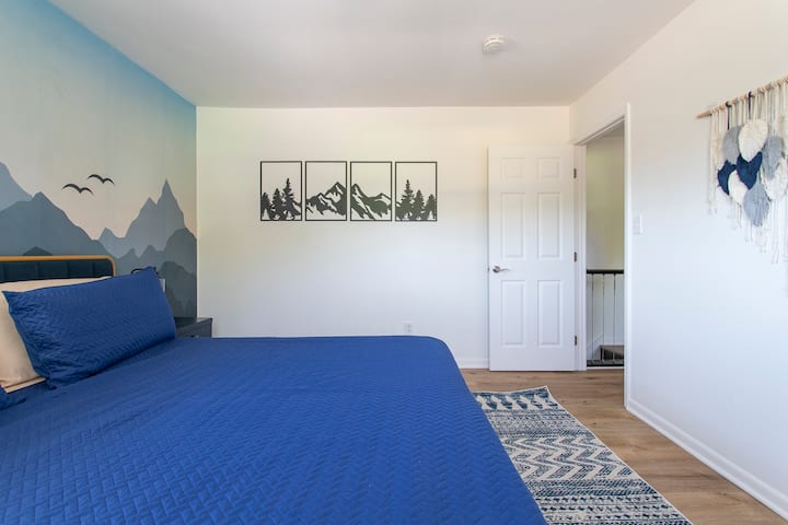 غرفة نوم جانبية ب بسرير كينج