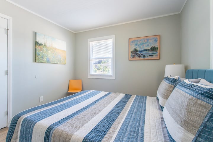 غرفة نوم كوين: الأزرق الساطع والديكور المبدع يدعوان إلى الاسترخاء في هذا الملاذ الأنيق!