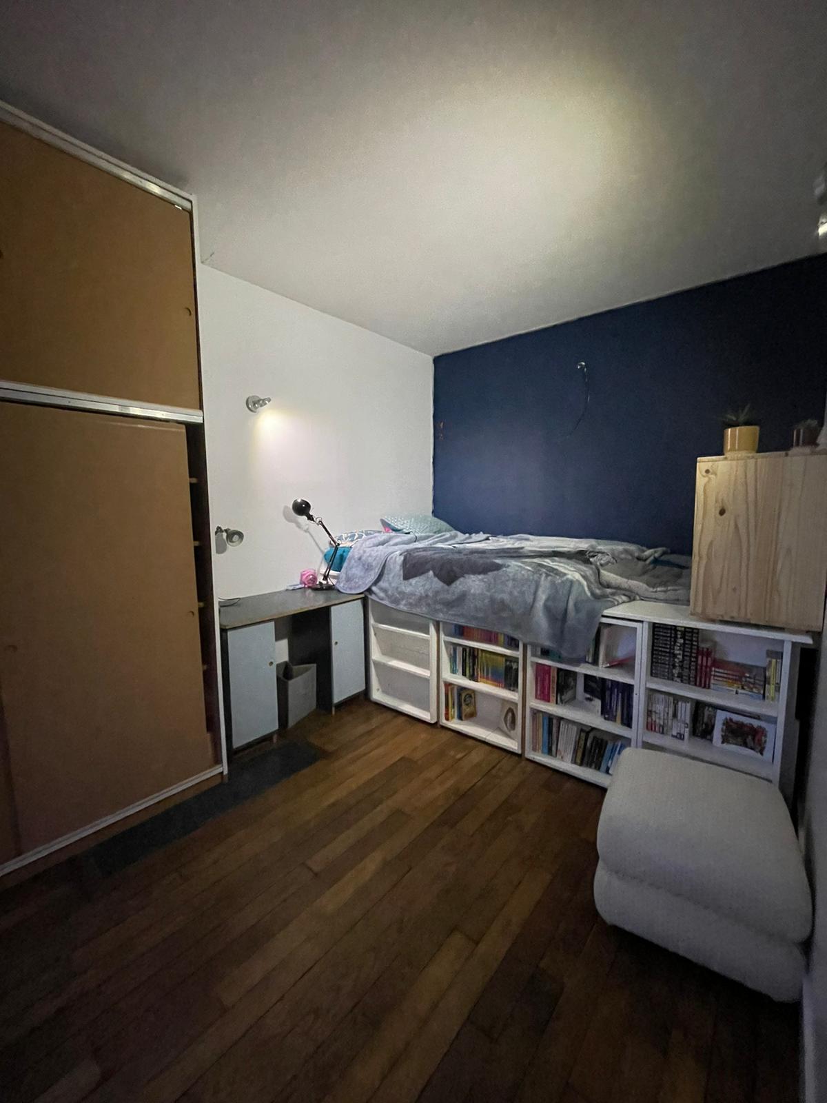 ארון אחסון גדול עם מתלה תלייה.