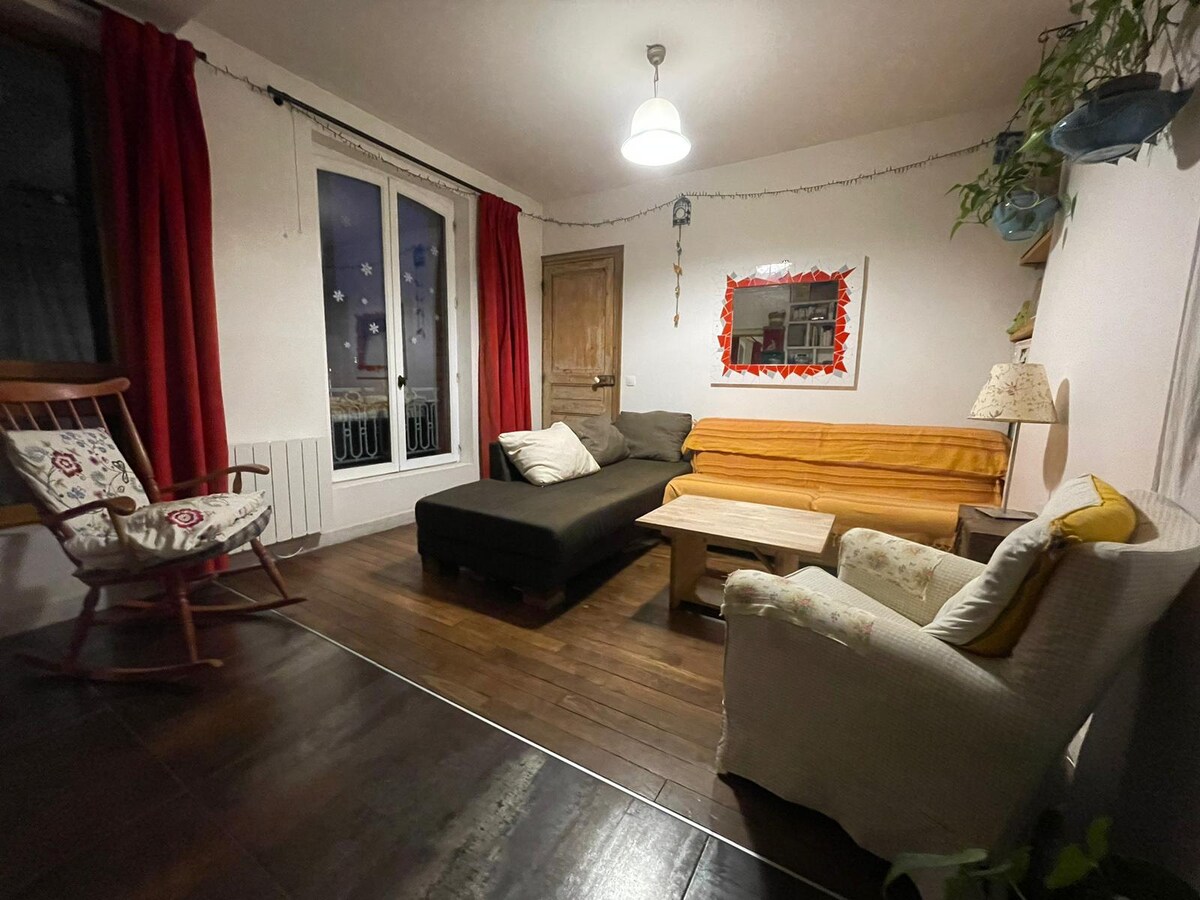 הדלת האחורית מאפשרת גישה לחדר שינה. לחלון יש נוף לחצר.