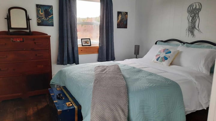 Cozy queen bed with dresser.