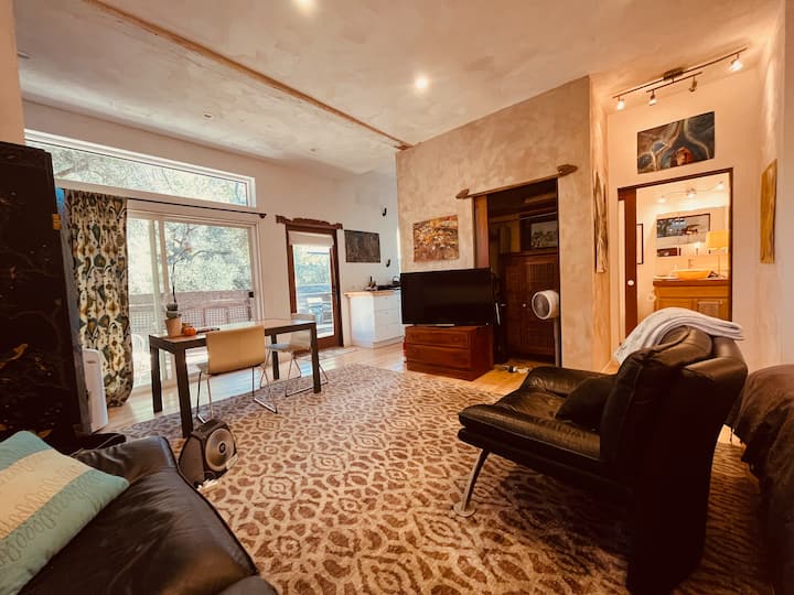 Zen Oak Retreat, Serene, Artistic
Pvt. Parking/ac - Los Angeles, CA