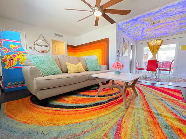 5 min to Strip | FUN RETRO Home Downtown Location!