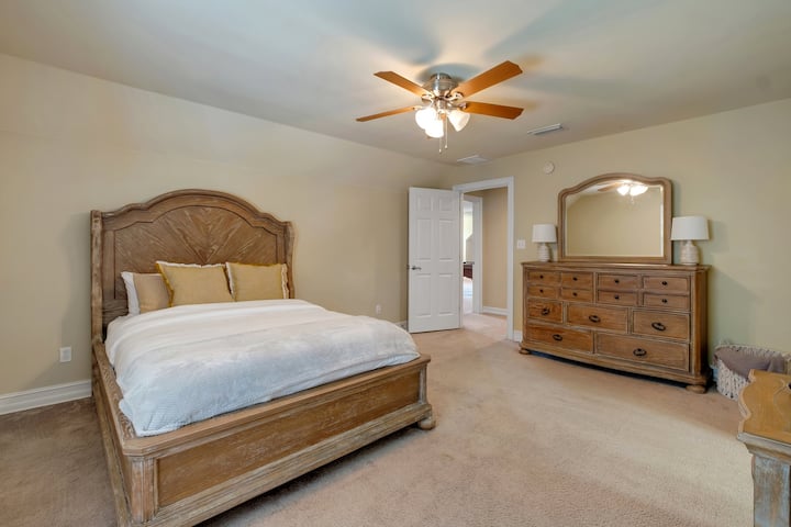 غرفة نوم بسرير كوين في الطابق العلوي مع حمام داخلي