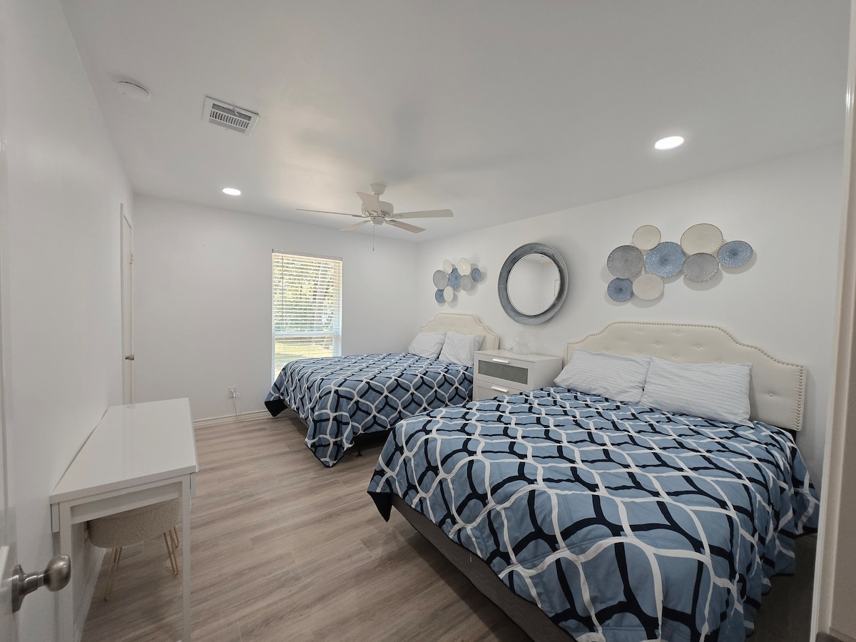 مثالي للعائلات! يحتوي جناح الضيوف الواسع هذا على سريرين كبيرين مع ألواح أمامية أنيقة، ومقصورة/مكتب مخصص، وديكور ساحلي حديث. مضيئة وجيدة التهوية ومنظمة - مساحة النوم المثالية المناسبة للمجموعات!!