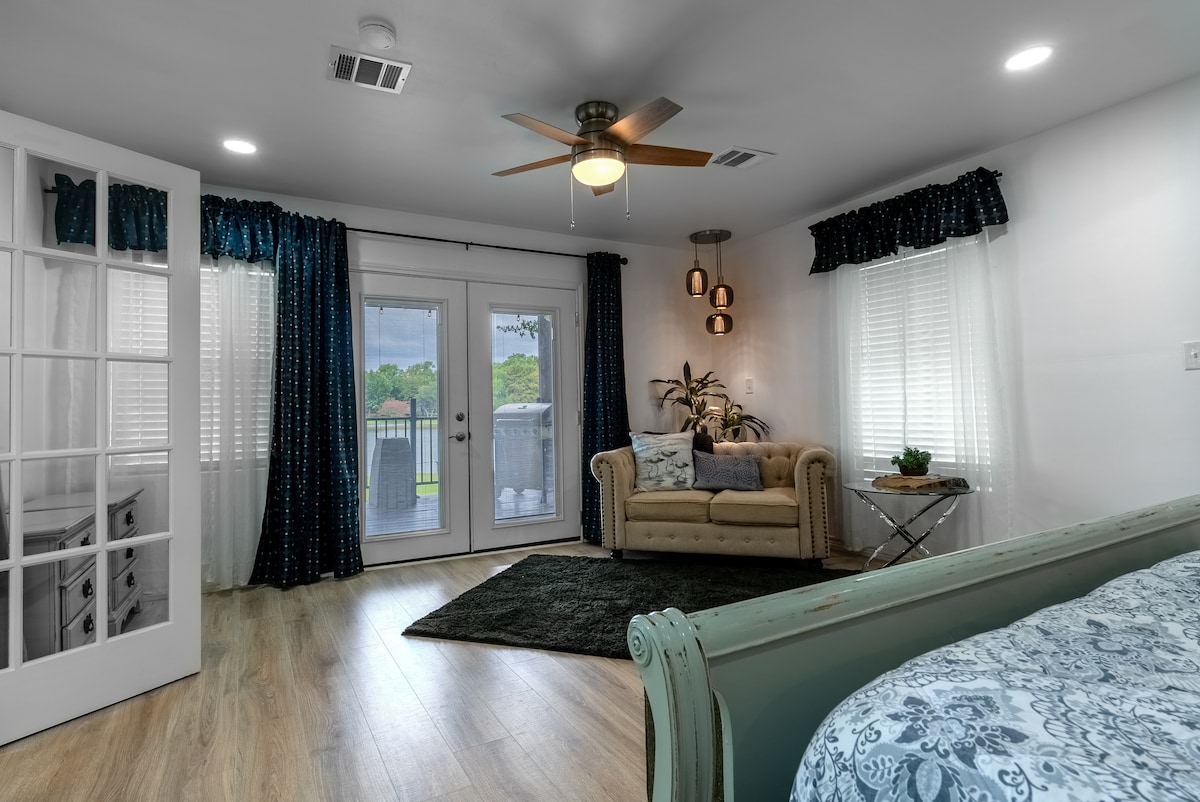 جناح أساسي حالم! ✨ استمتع بالوصول إلى الشرفة الخاصة عبر الأبواب الفرنسية ومنطقة جلوس تشيسترفيلد المريحة والديكور الساحلي الأنيق. هذا الملاذ الواسع المغمور بأشعة الشمس هو الملاذ المثالي للاسترخاء والراحة.