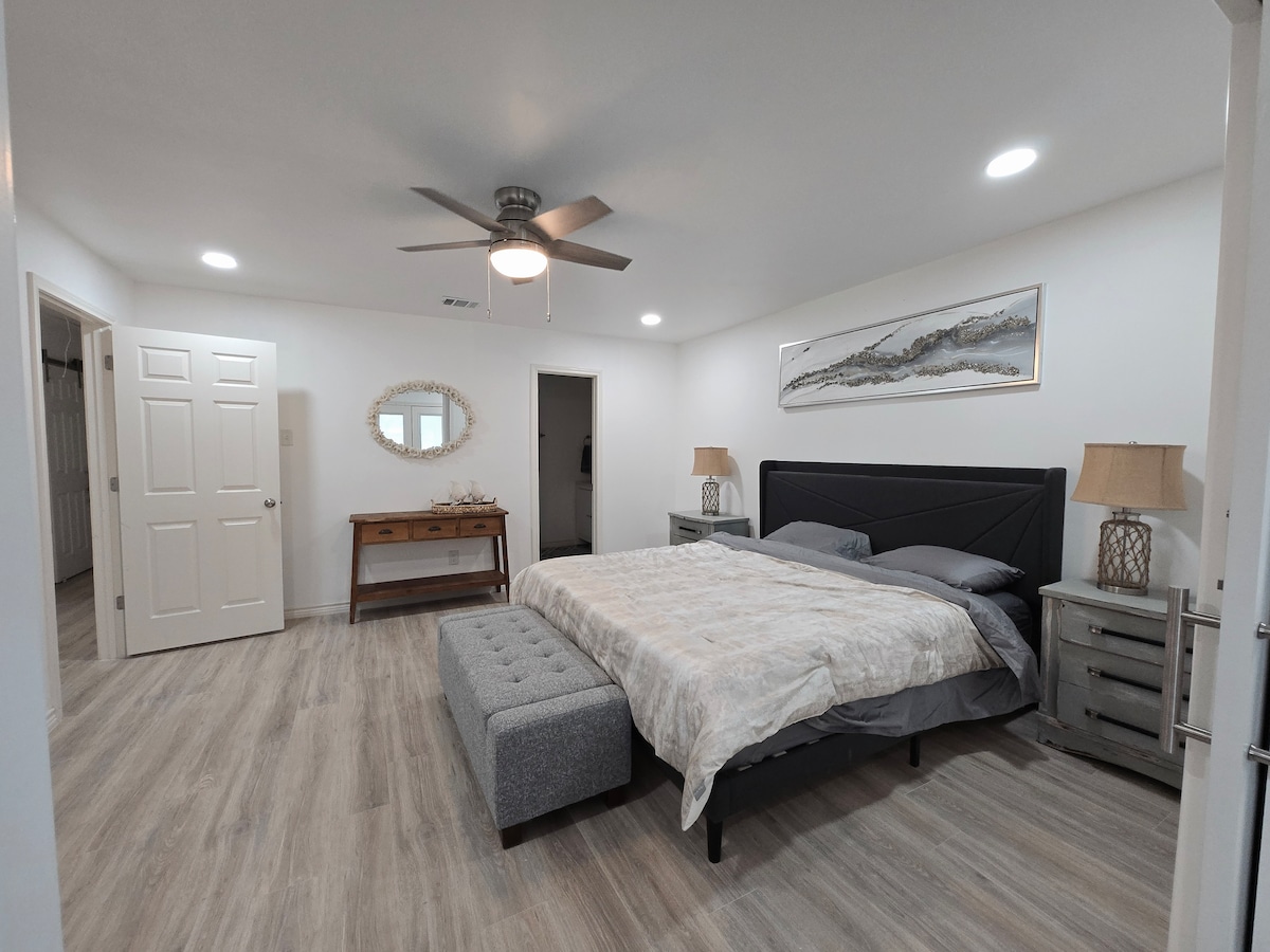 جناح كينج أنيق! ✨ استمتع بالرفاهية الحديثة في غرفة النوم الفسيحة هذه التي تتميز بسرير بحجم كينج، ومقعد عثماني مزركش، وديكور أنيق بسيط. مع أجواء مشرقة ومنعشة ولمسات نهائية من المصممين، فهي الملاذ المثالي لإقامة مريحة. 