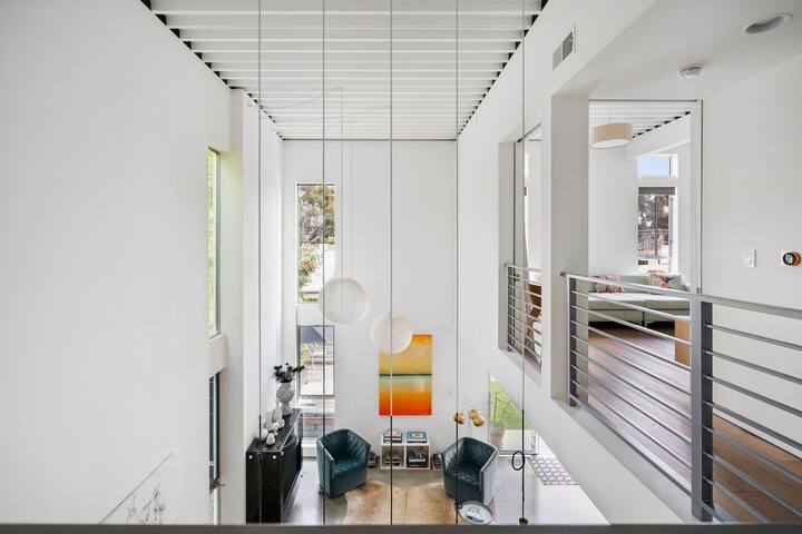 The Venice Edge – Luxury Architectural Retreat gallery image 4