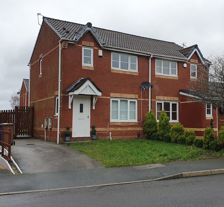 Lovely 3 Bedroom House. Manchester - 볼튼