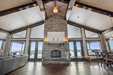 •Luxurious Modern 11-Bed Home | Private 136 Acres•