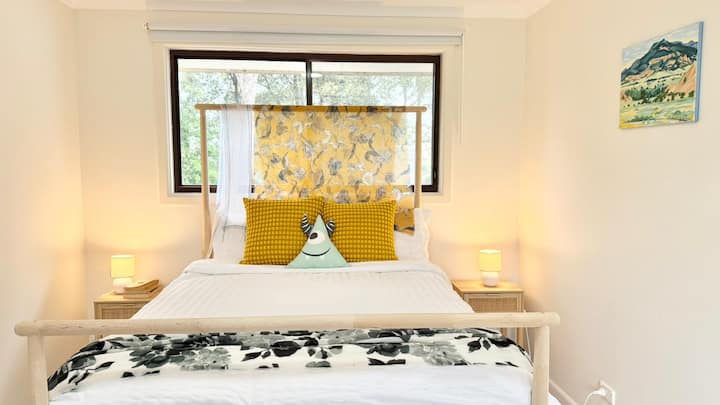 Gloednieuw IKEA massief bed, biedt de beste kwaliteit en comfortabel wonen.