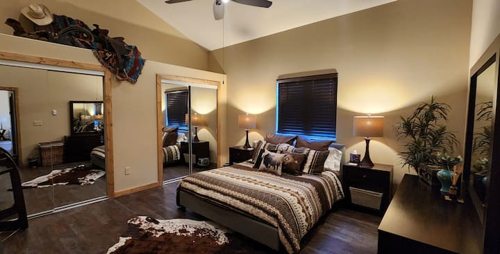 Lugnt stort sovrum med bekväm dubbelsäng, högt i tak, torn- och takfläktar, dubbel garderob, byrå, TV och västerländsk inredning. En perfekt miljö för vila och avkoppling efter en hektisk dag.