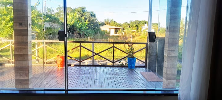 Ოთახის ხედი აივნის წინა მხარეს.