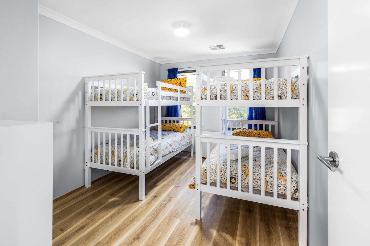 Watoto watafurahi kufurahia chumba hiki cha ghorofa!